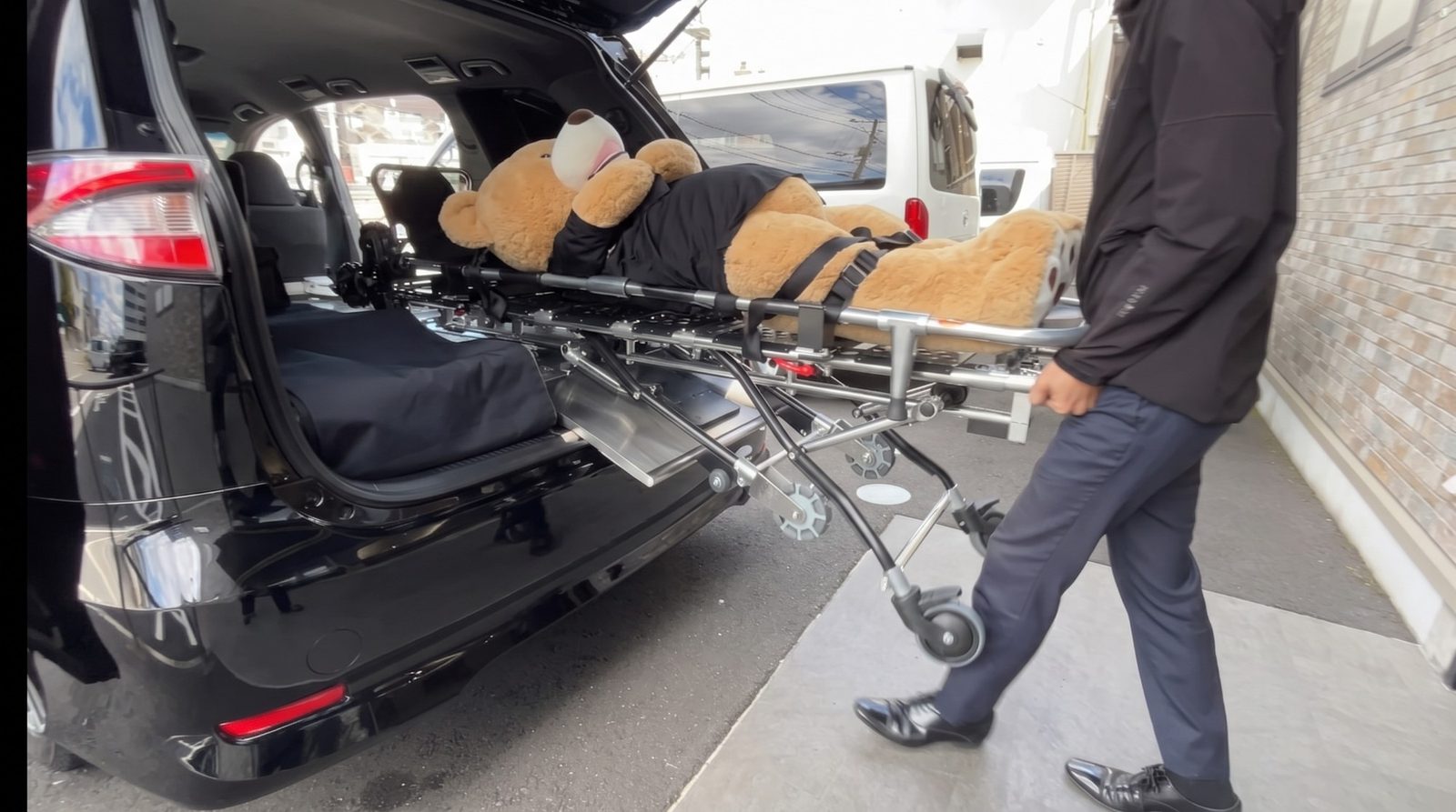 寝台車に、ストレッチャーを積み込む様子
